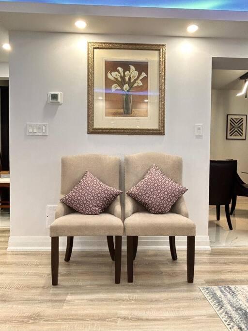 Super Luxury Family Home - 3 Bedrooms, 1 Full Bathroom and 1 Half Washroom with Free Parking, Wifi, Netflix