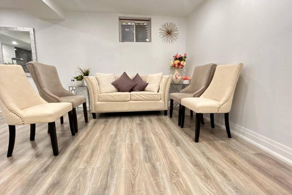 Super Luxury Family Home - 3 Bedrooms, 1 Full Bathroom and 1 Half Washroom with Free Parking, Wifi, Netflix
