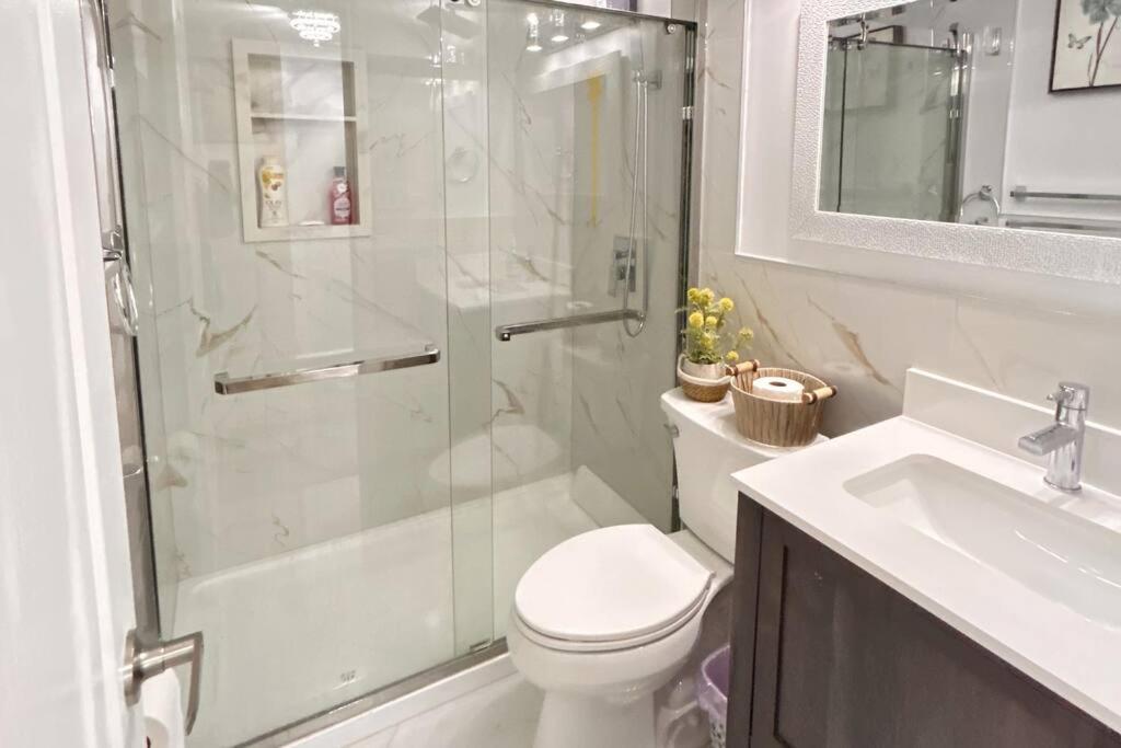 Super Luxury Family Home - 3 Bedrooms, 1 Full Bathroom and 1 Half Washroom with Free Parking, Wifi, Netflix