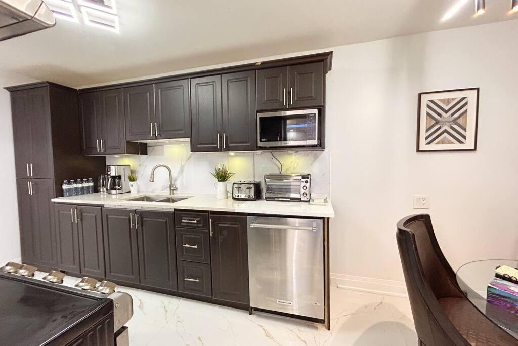 Super Luxury Family Home - 3 Bedrooms, 1 Full Bathroom and 1 Half Washroom with Free Parking, Wifi, Netflix