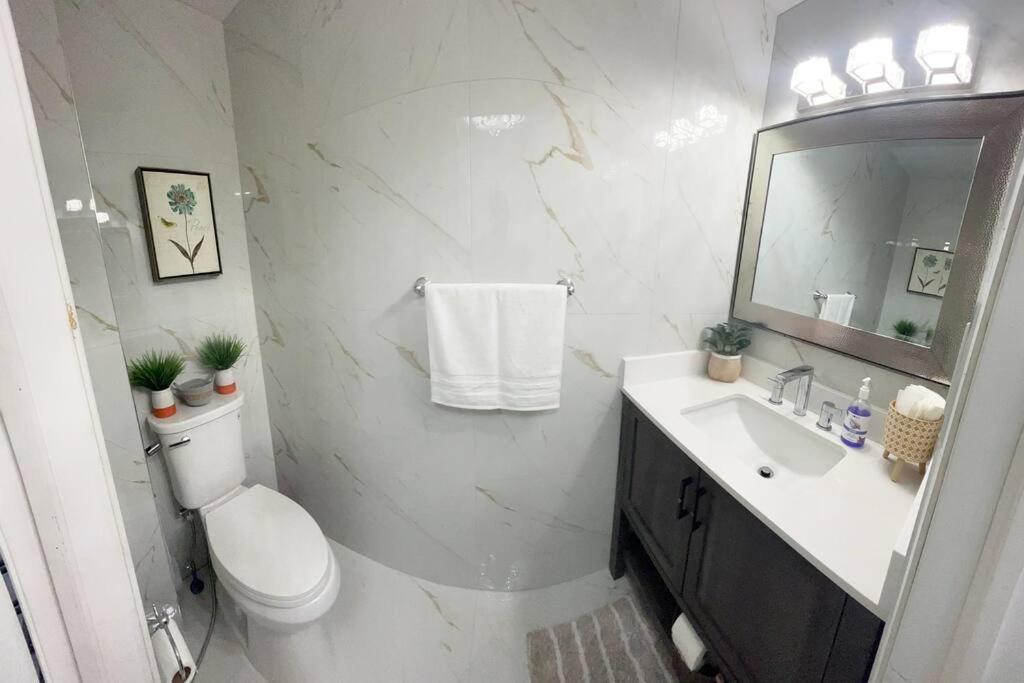 Super Luxury Family Home - 3 Bedrooms, 1 Full Bathroom and 1 Half Washroom with Free Parking, Wifi, Netflix