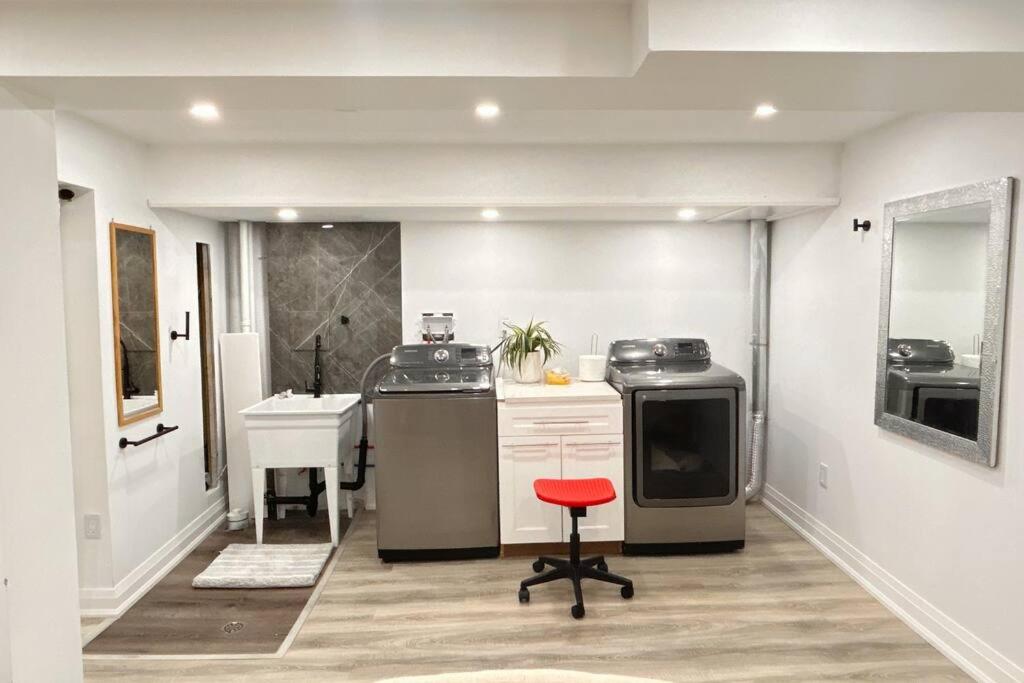 Super Luxury Family Home - 3 Bedrooms, 1 Full Bathroom and 1 Half Washroom with Free Parking, Wifi, Netflix
