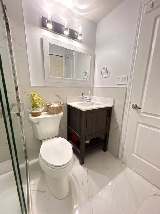 Super Luxury Family Home - 3 Bedrooms, 1 Full Bathroom and 1 Half Washroom with Free Parking, Wifi, Netflix