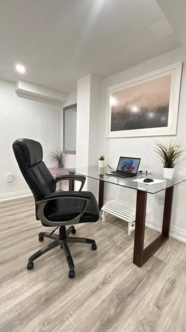Super Luxury Family Home - 3 Bedrooms, 1 Full Bathroom and 1 Half Washroom with Free Parking, Wifi, Netflix