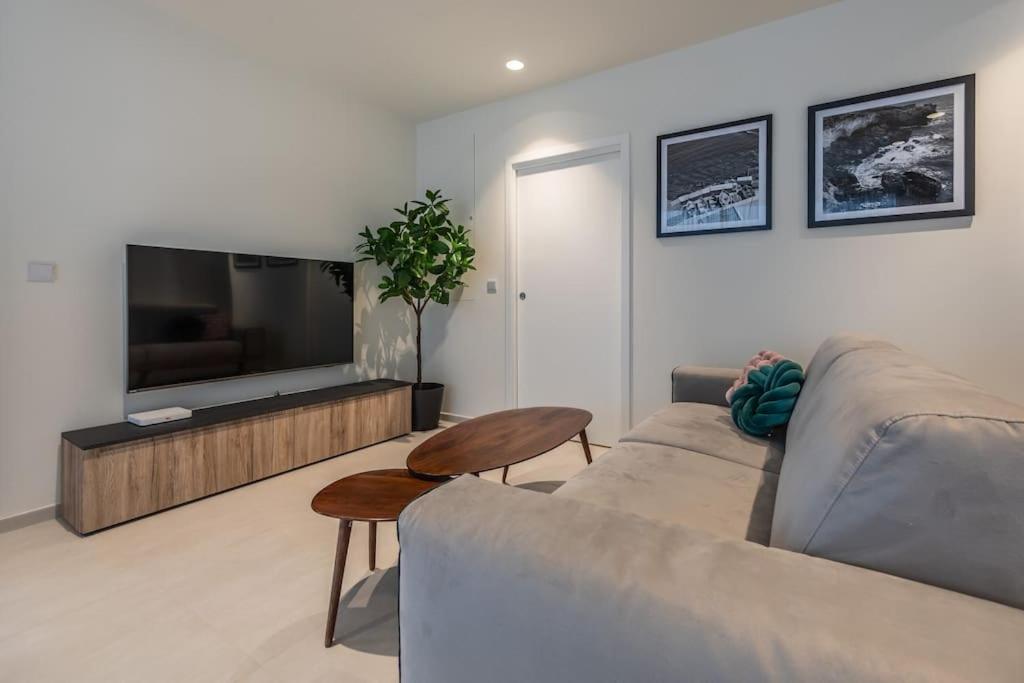 Luxury apartment with common skypool in the prestigious Mercury Tower by SF HOMES photo 2