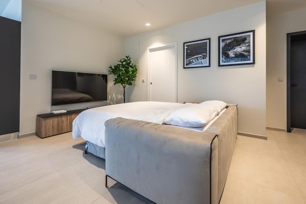 Luxury apartment with common skypool in the prestigious Mercury Tower by SF HOMES photo 3