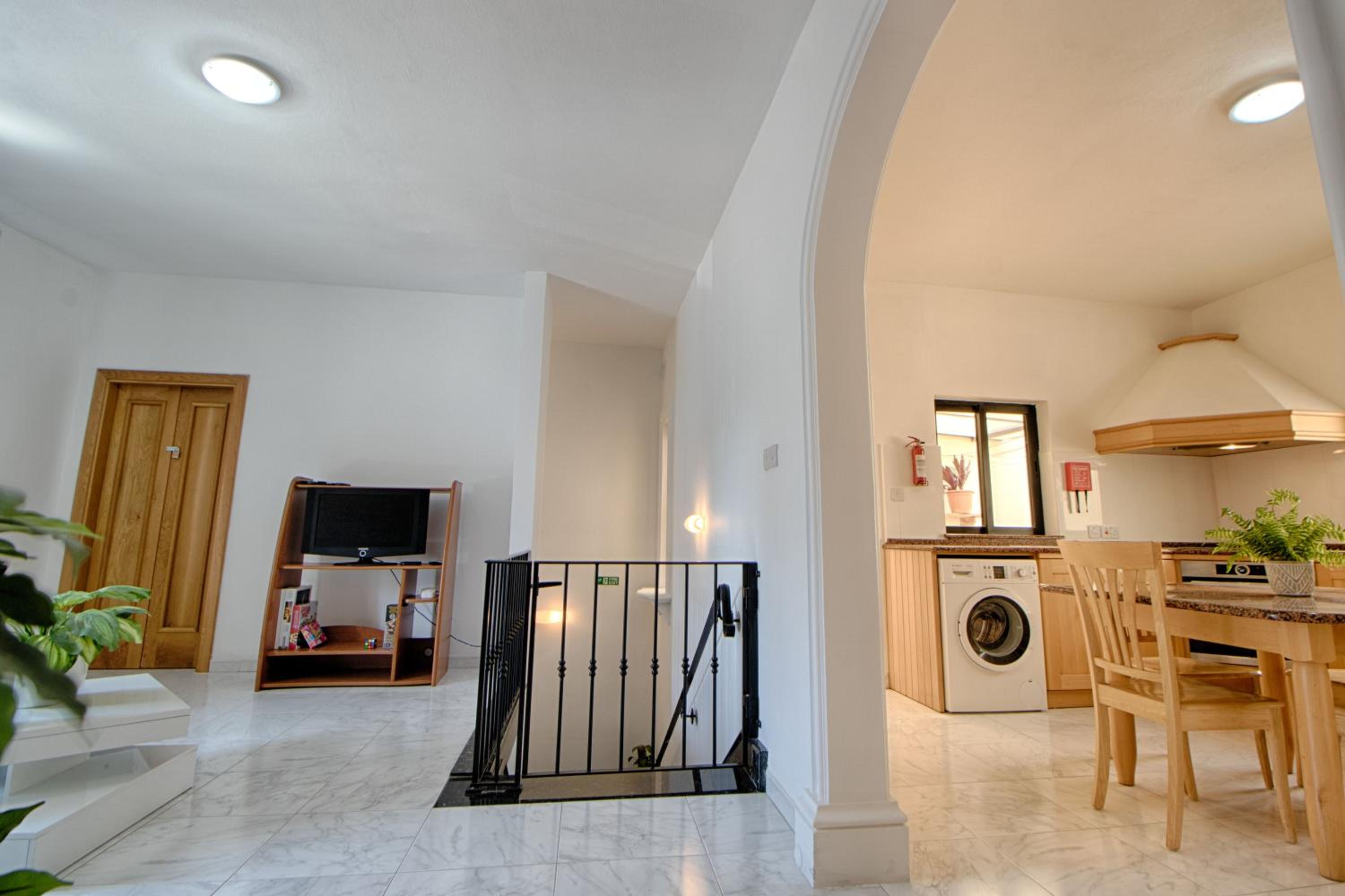 Spacious Corner Maisonette - Blessings view 4