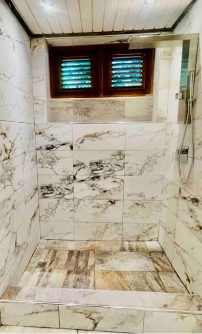 Large 2 Bed Apartment Excellent Location Private