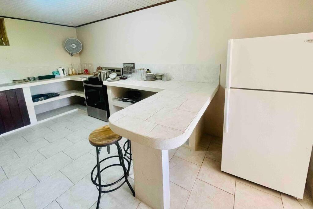 Large 2 Bed Apartment Excellent Location Private