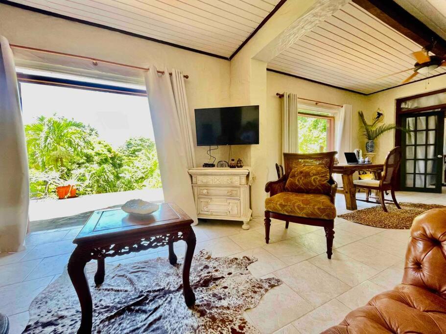 Large 2 Bed Apartment Excellent Location Private