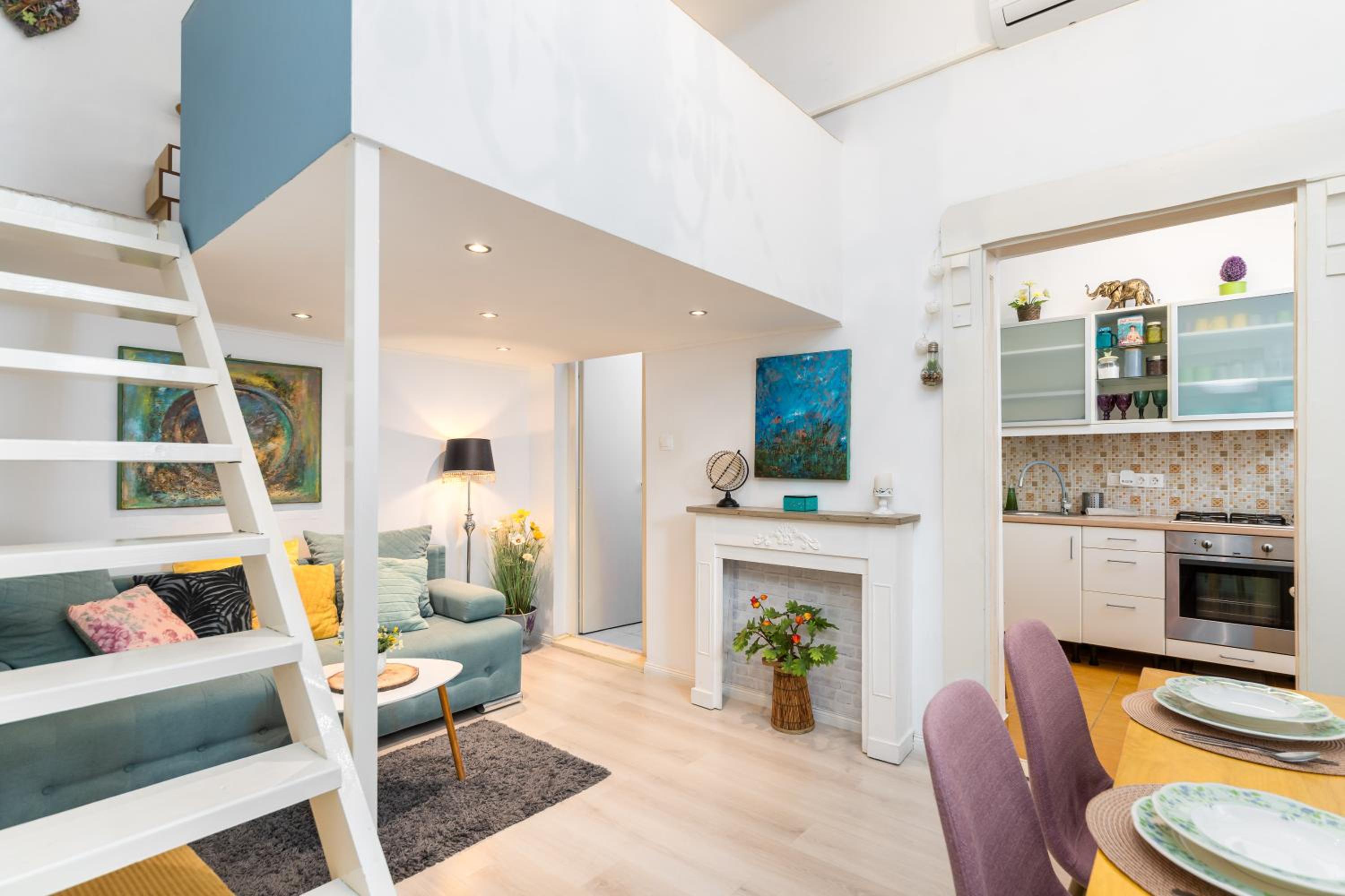 Green apartment, in the middle of the city center, quiet, AC view 3