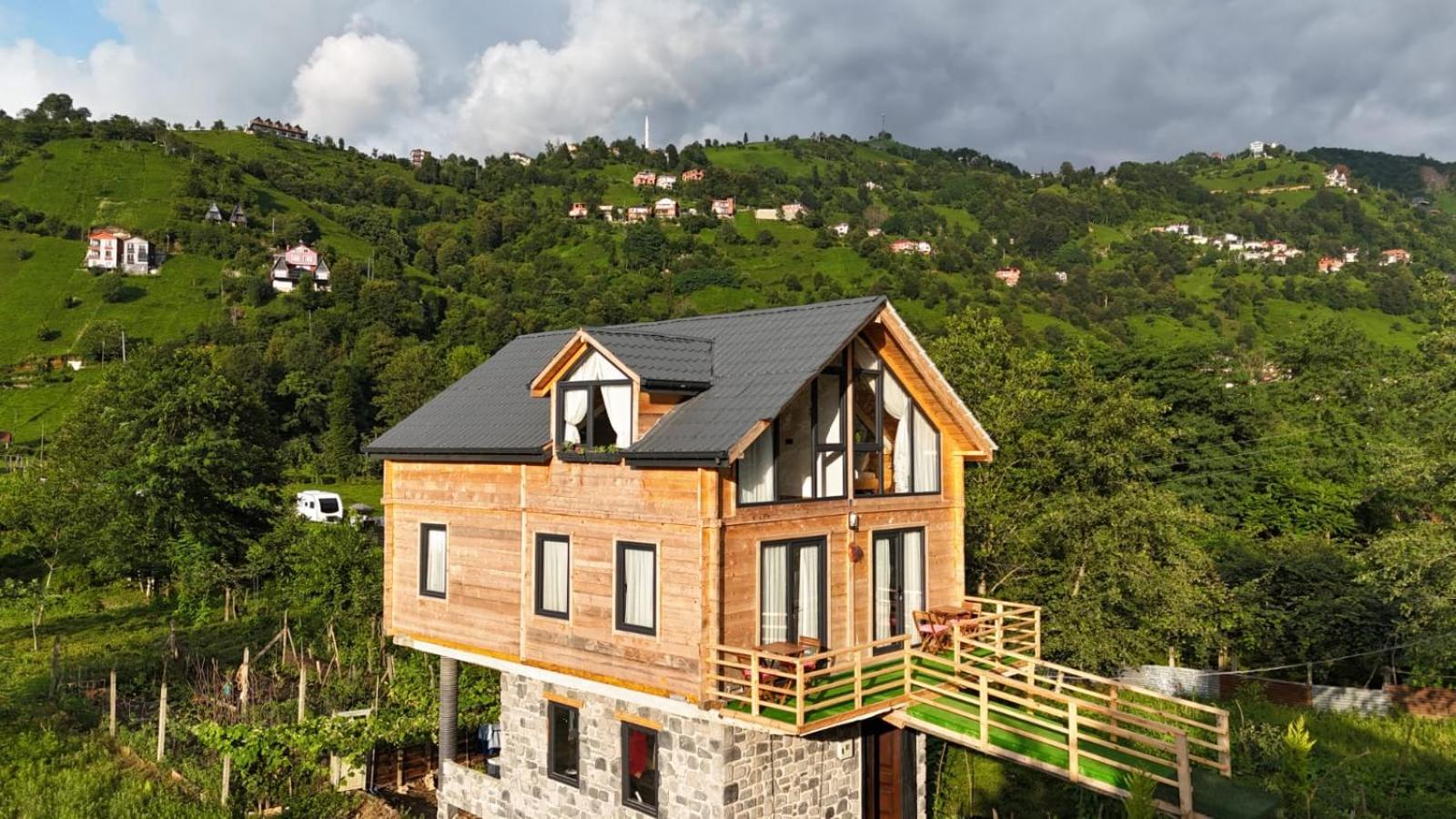 Hanging Garden Holiday Home - Riverside