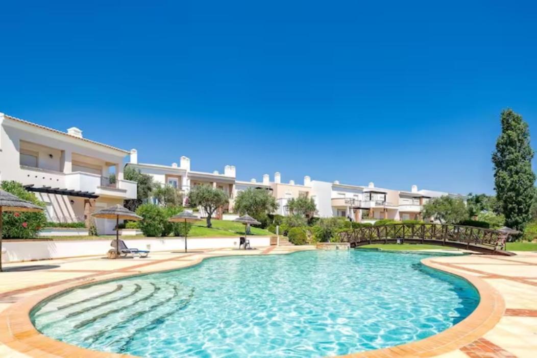 Lovely 3 Bedroom Villa with Pool in Great Location view 3