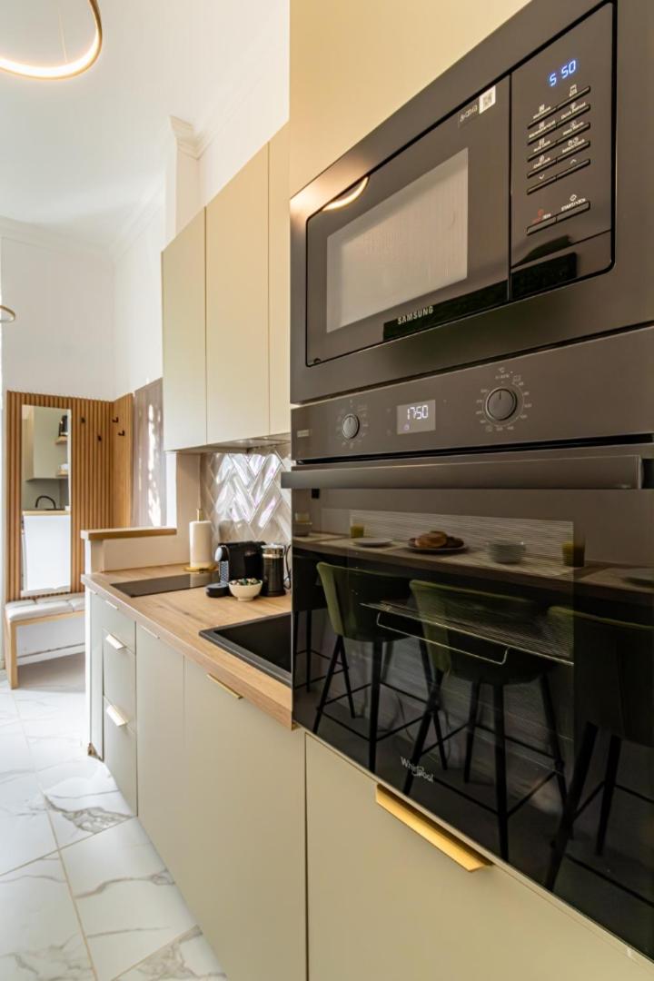 Oasis Apartment On the Broadway with AC