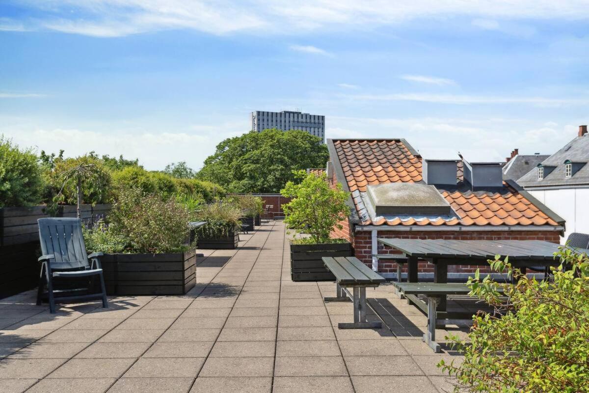Central Apt Balcony I 5 Min to Metro and Canals
