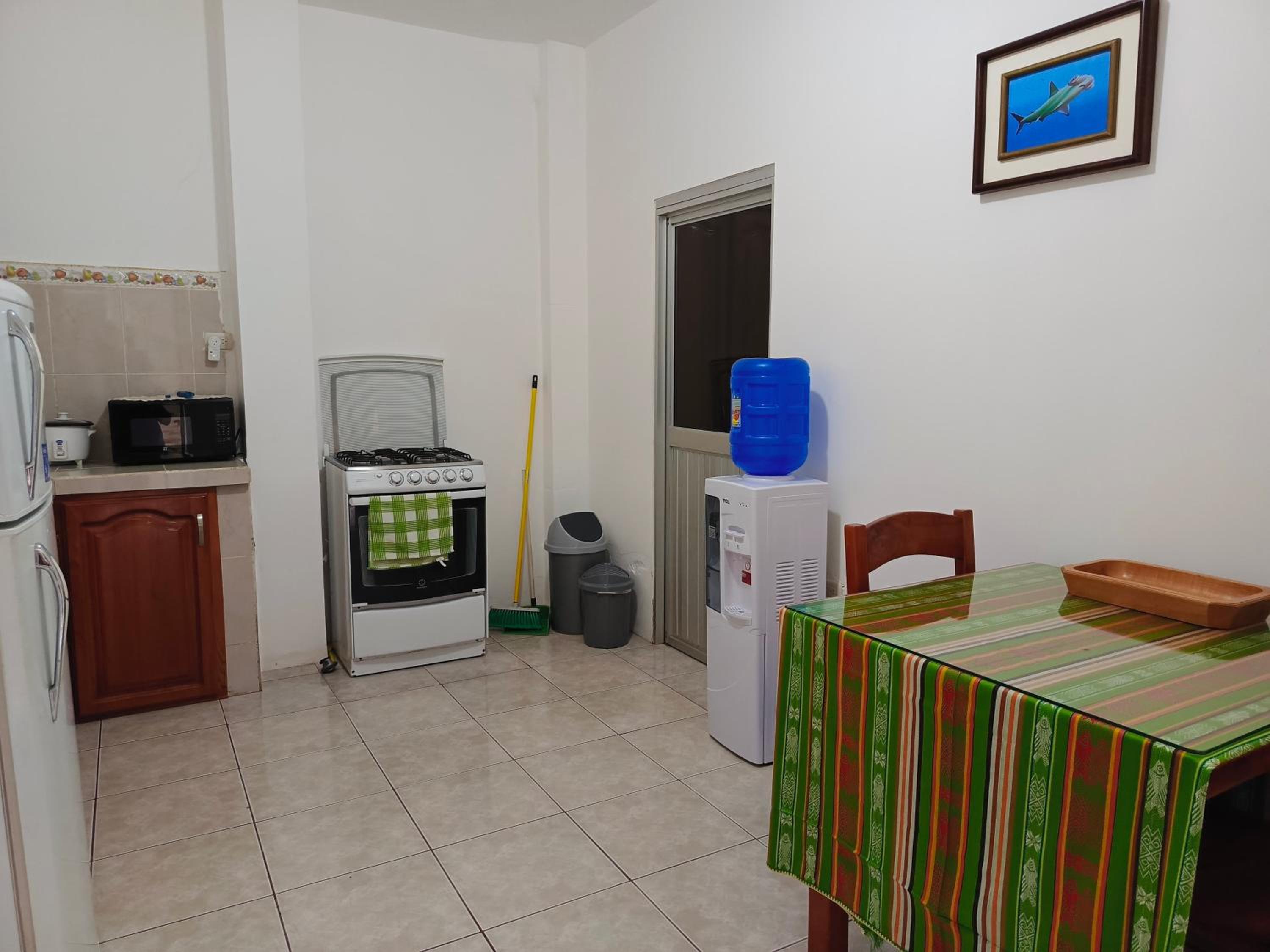 Teresita's House Suites con cocina privada , ideal para parejas, AC, wifi agua caliente, cerca del aeropuerto, a pocos pasos del malecón San Cristóbal