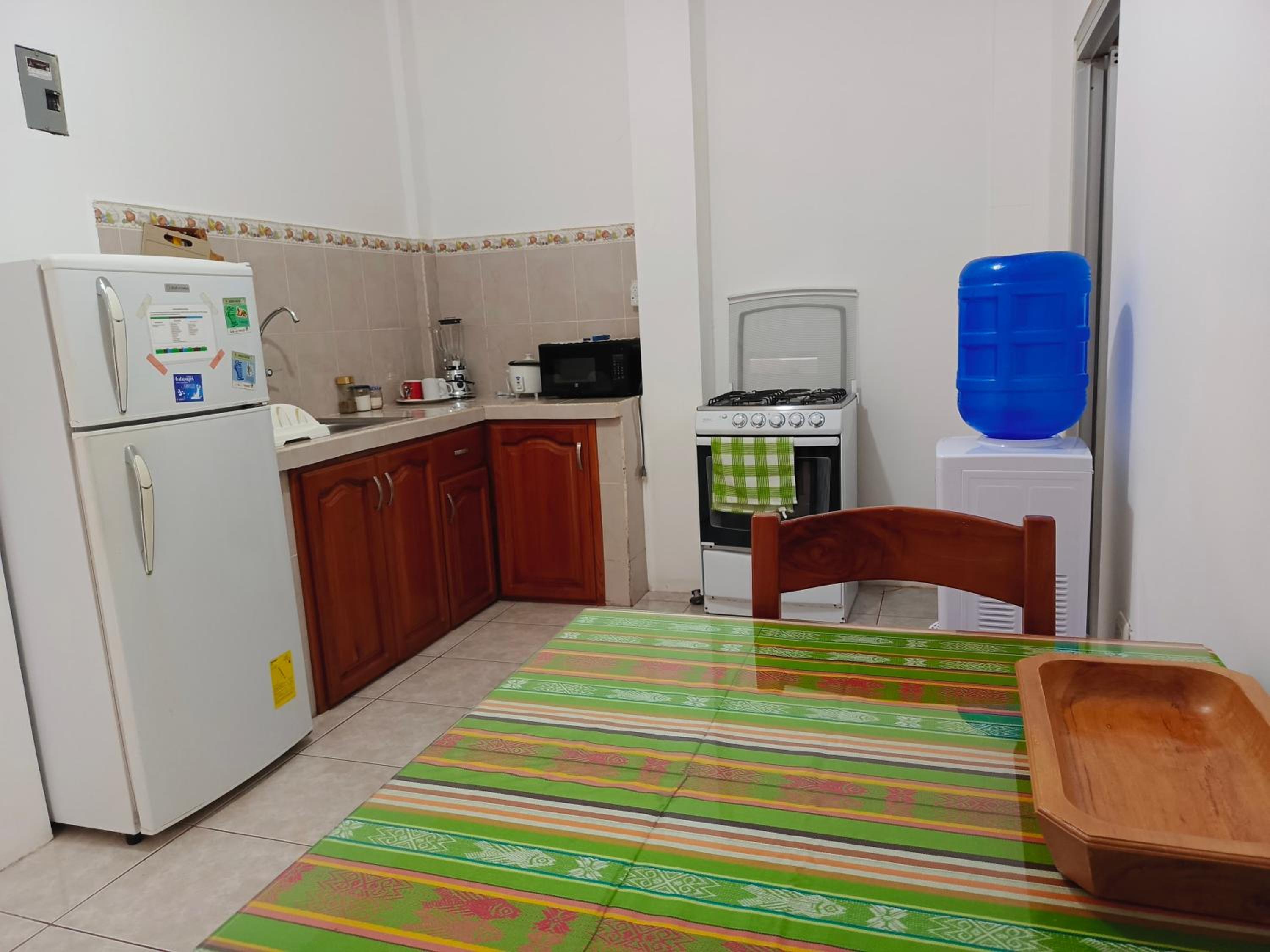 Teresita's House Suites con cocina privada , ideal para parejas, AC, wifi agua caliente, cerca del aeropuerto, a pocos pasos del malecón San Cristóbal