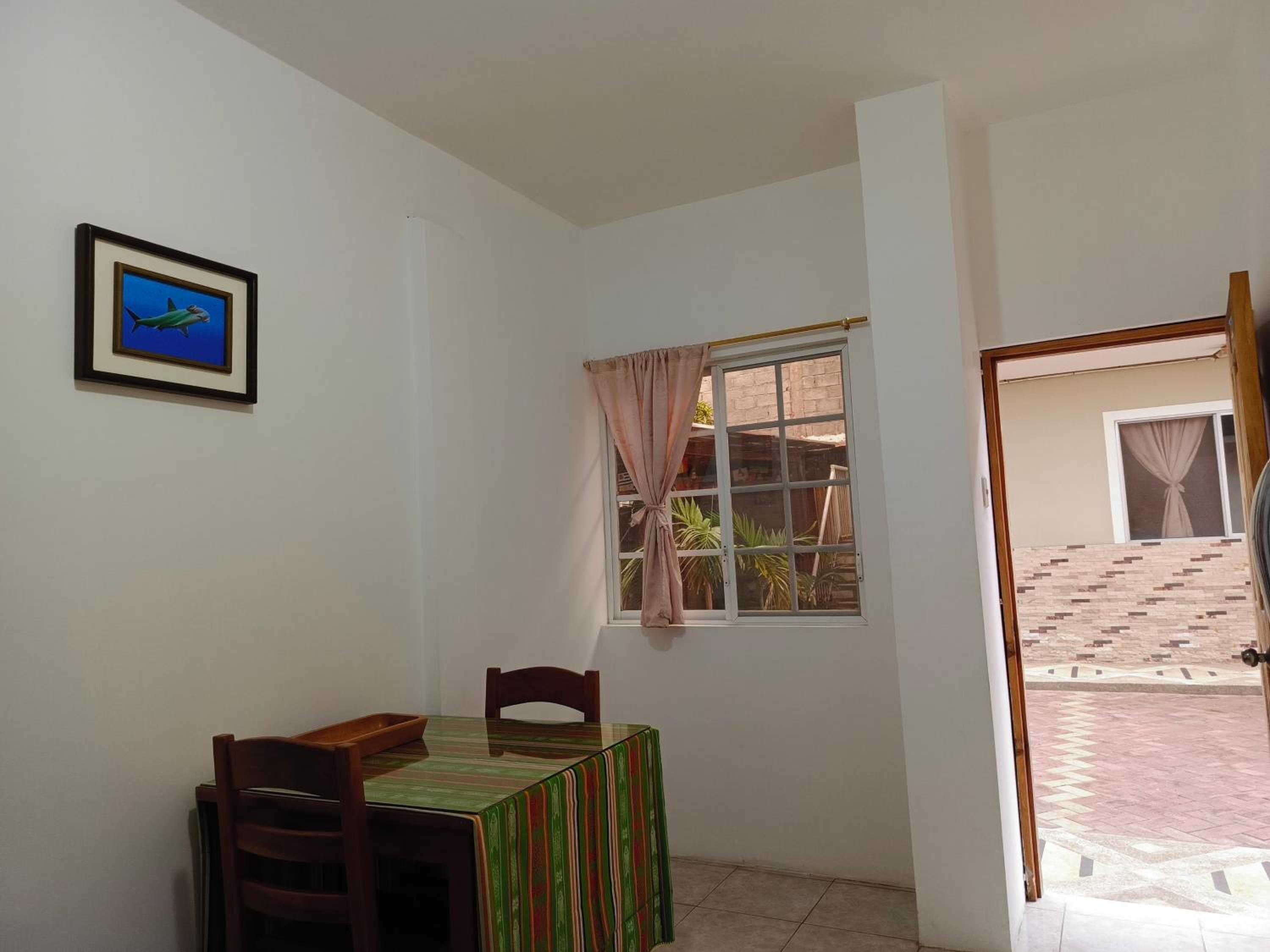 Teresita's House Suites con cocina privada , ideal para parejas, AC, wifi agua caliente, cerca del aeropuerto, a pocos pasos del malecón San Cristóbal