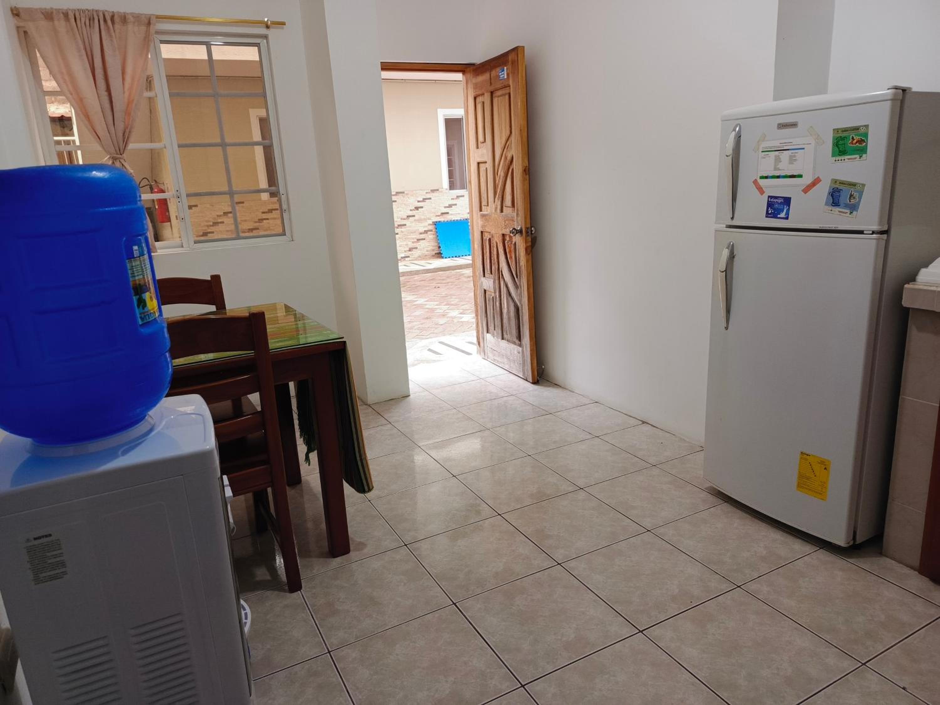 Teresita's House Suites con cocina privada , ideal para parejas, AC, wifi agua caliente, cerca del aeropuerto, a pocos pasos del malecón San Cristóbal