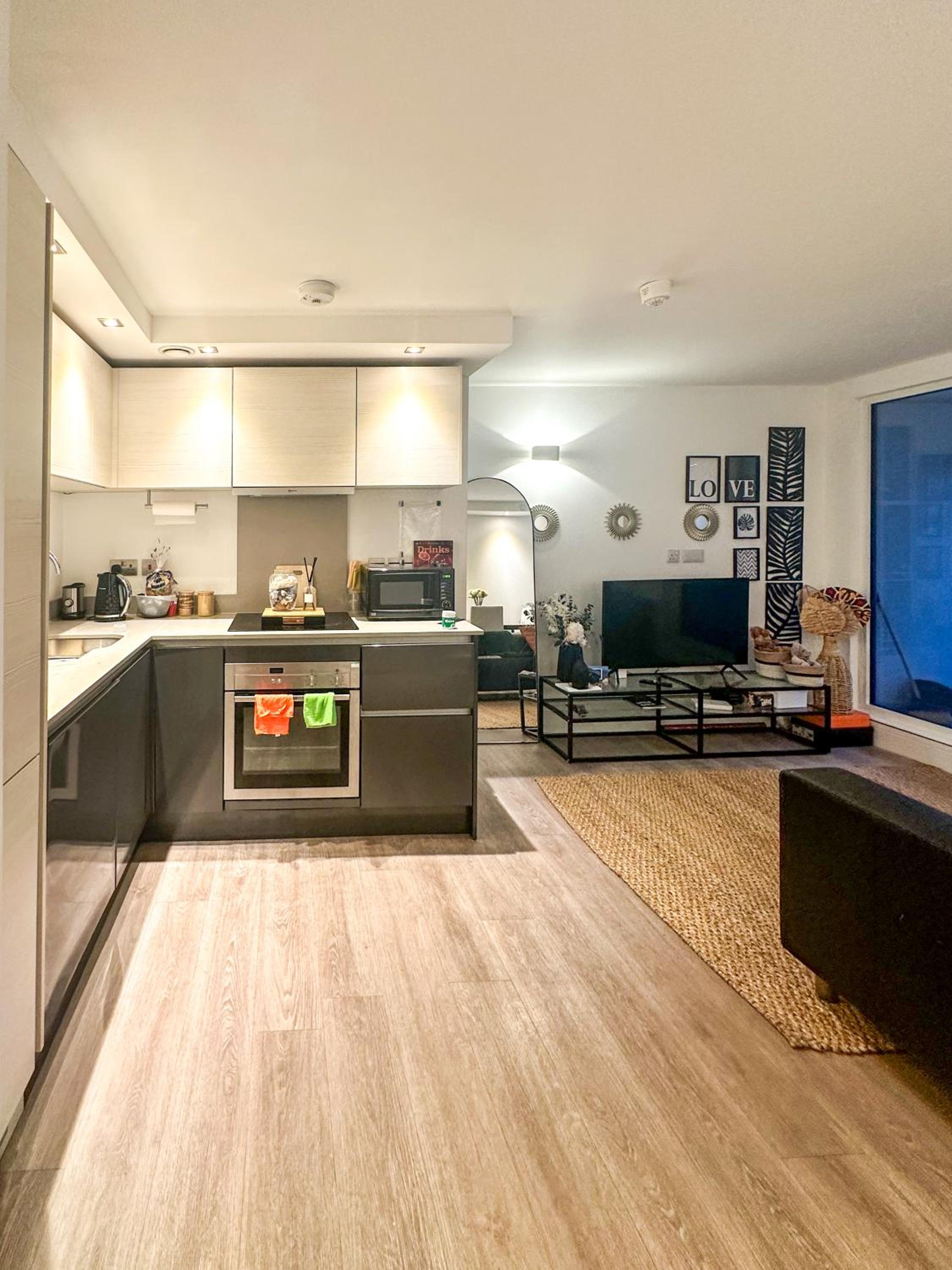 2 Bed High Street Apartment- Perfect location! view 5