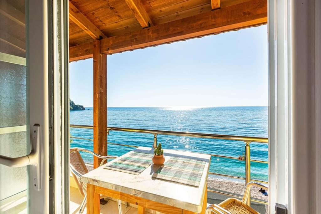 Potam'Sea Bliss 34- Beach Front, Sun Beds & Parking