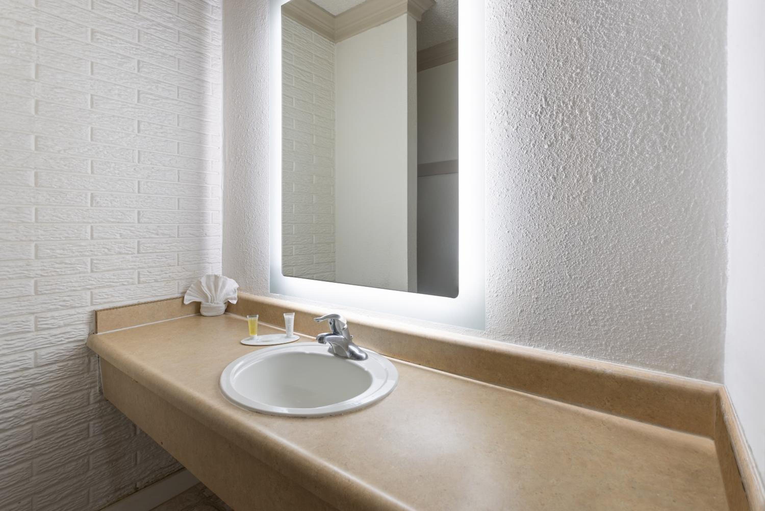 Pleasantville Vacations - Howard Johnson by Wyndham Galloway Atlantic City Area - Property Image 3