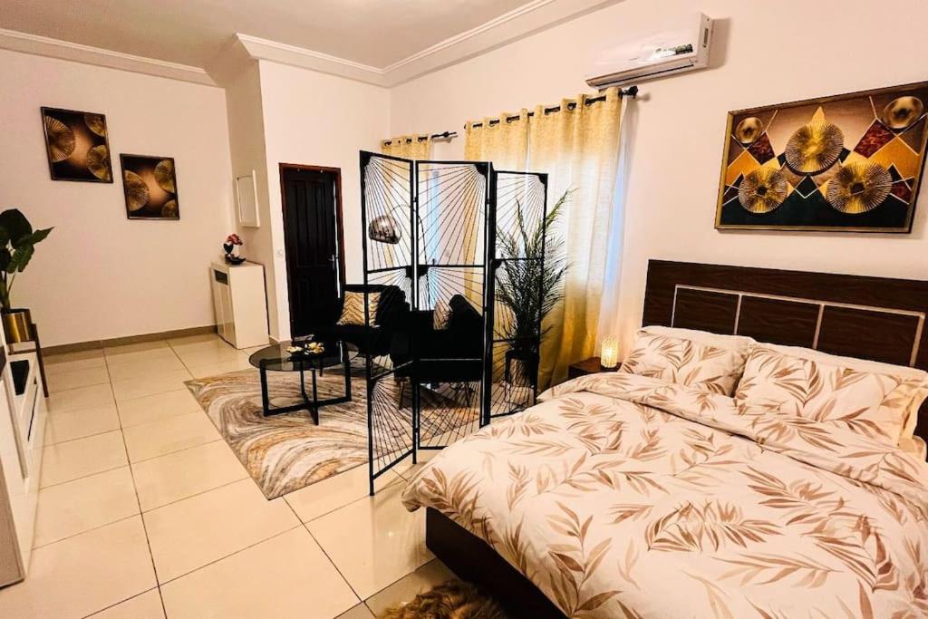 Medo's Luxury Houses - large studio