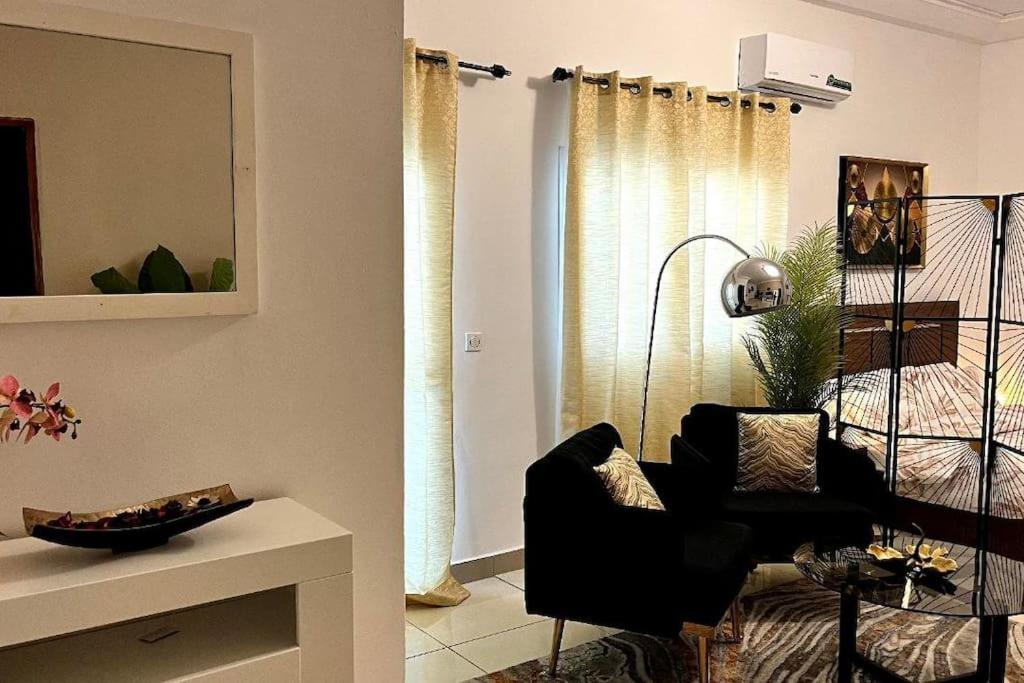Medo's Luxury Houses - large studio