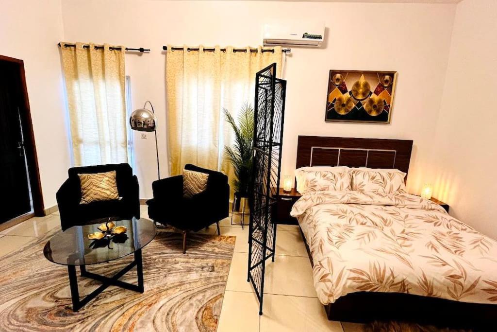 Medo's Luxury Houses - large studio