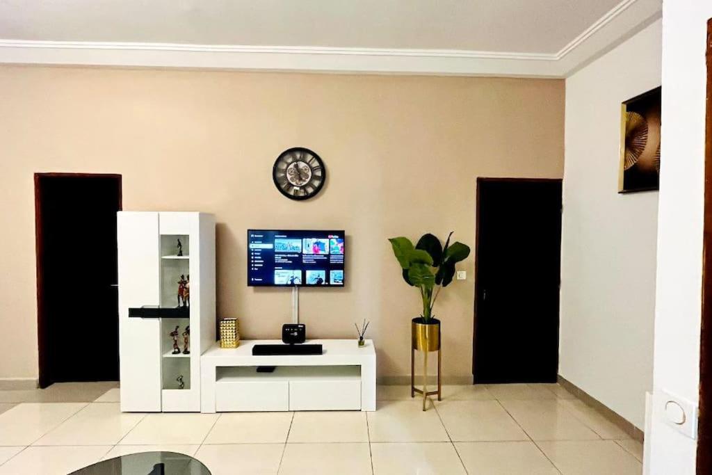 Medo's Luxury Houses - large studio