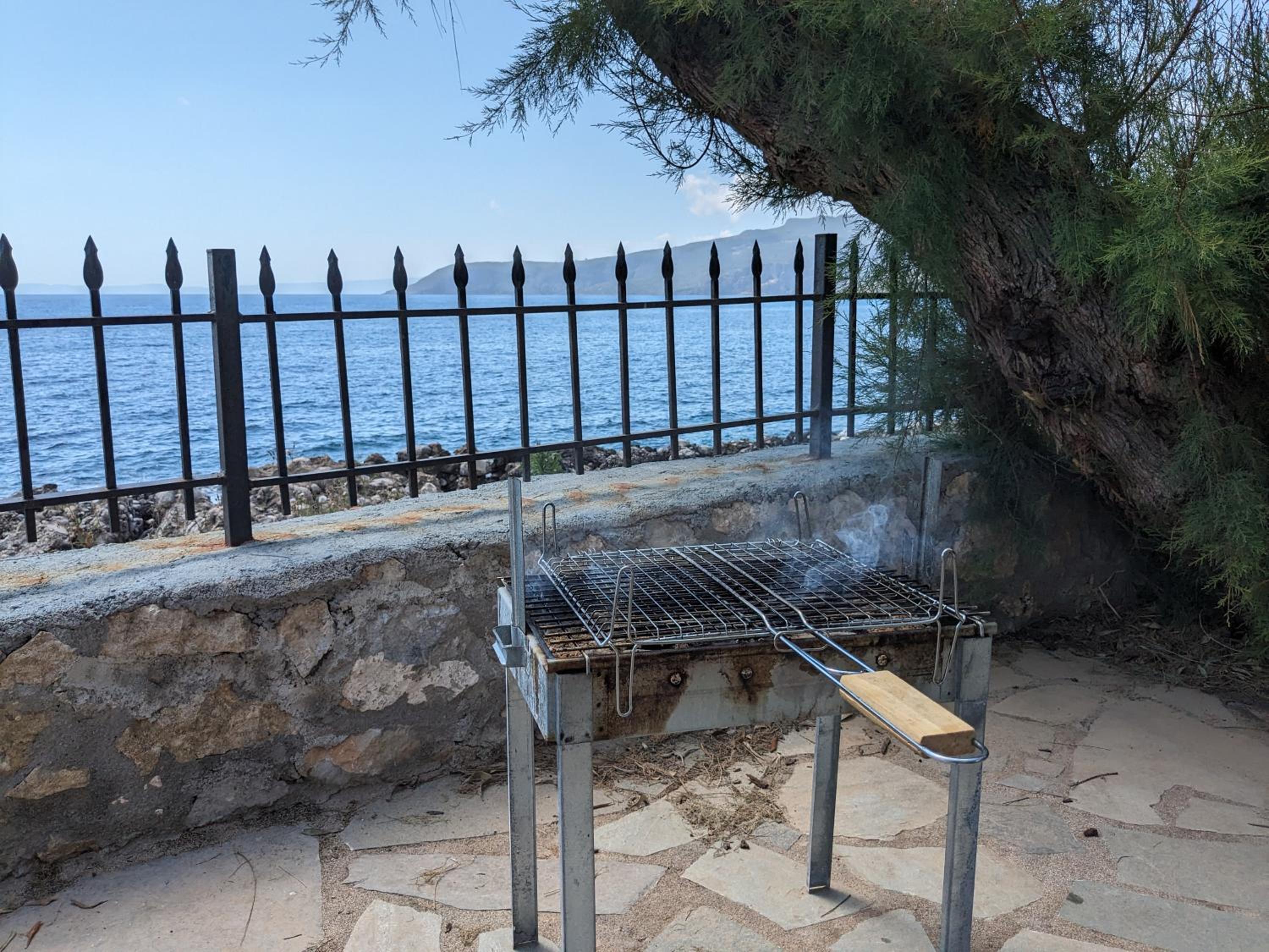 Seafront Villa, Fay