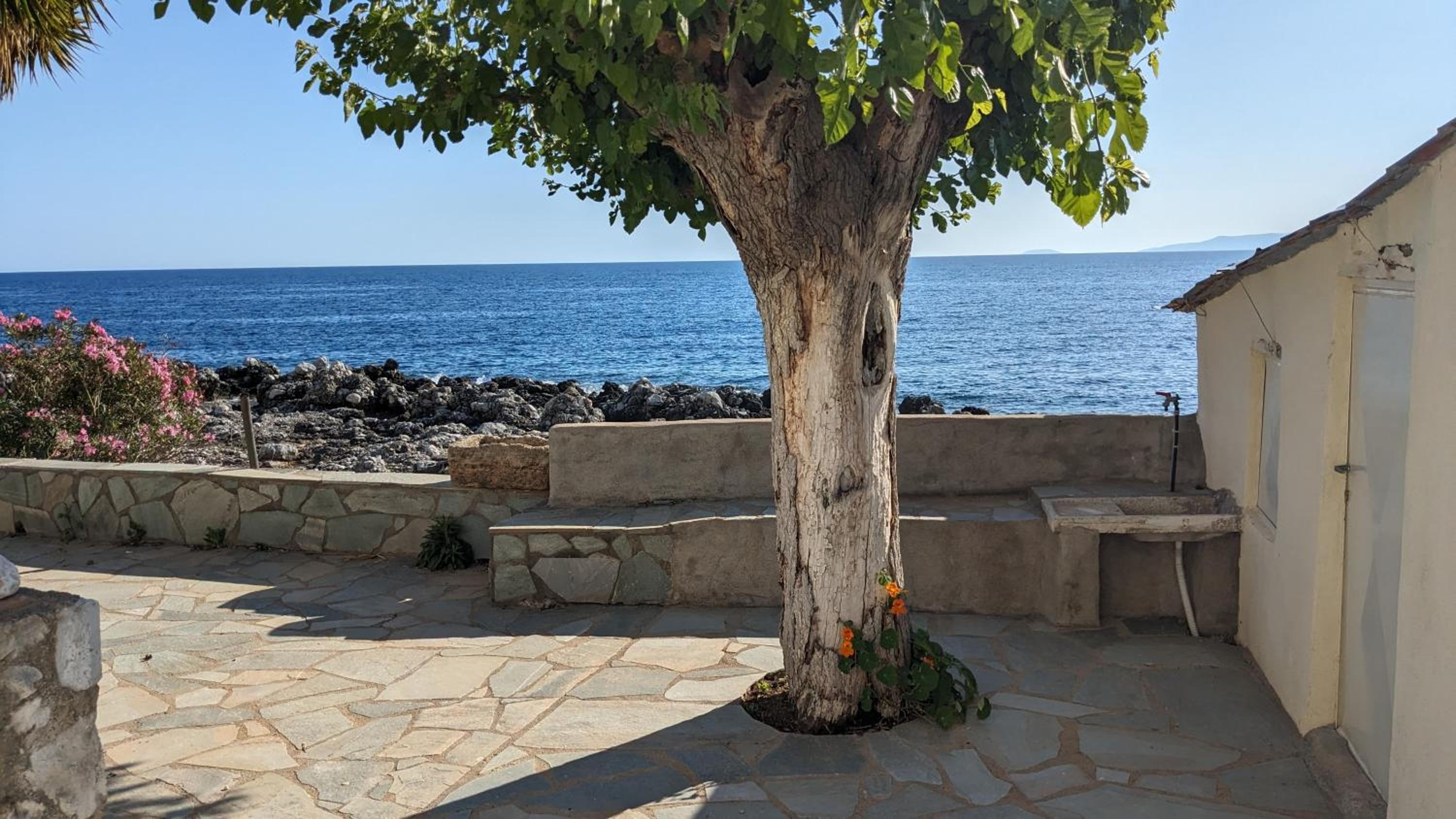 Seafront Villa, Fay