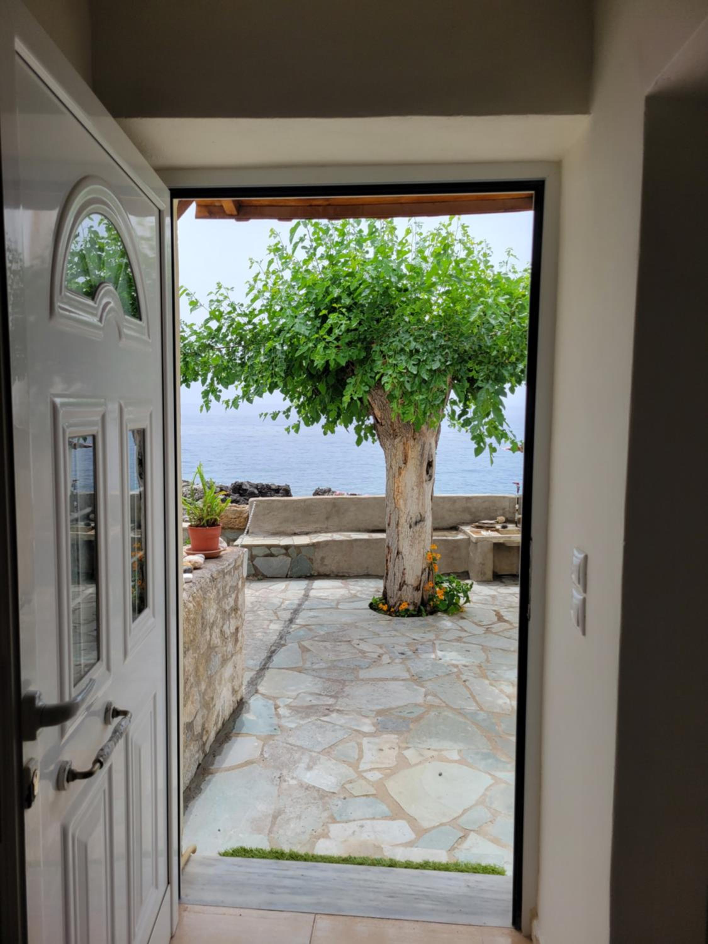 Seafront Villa, Fay