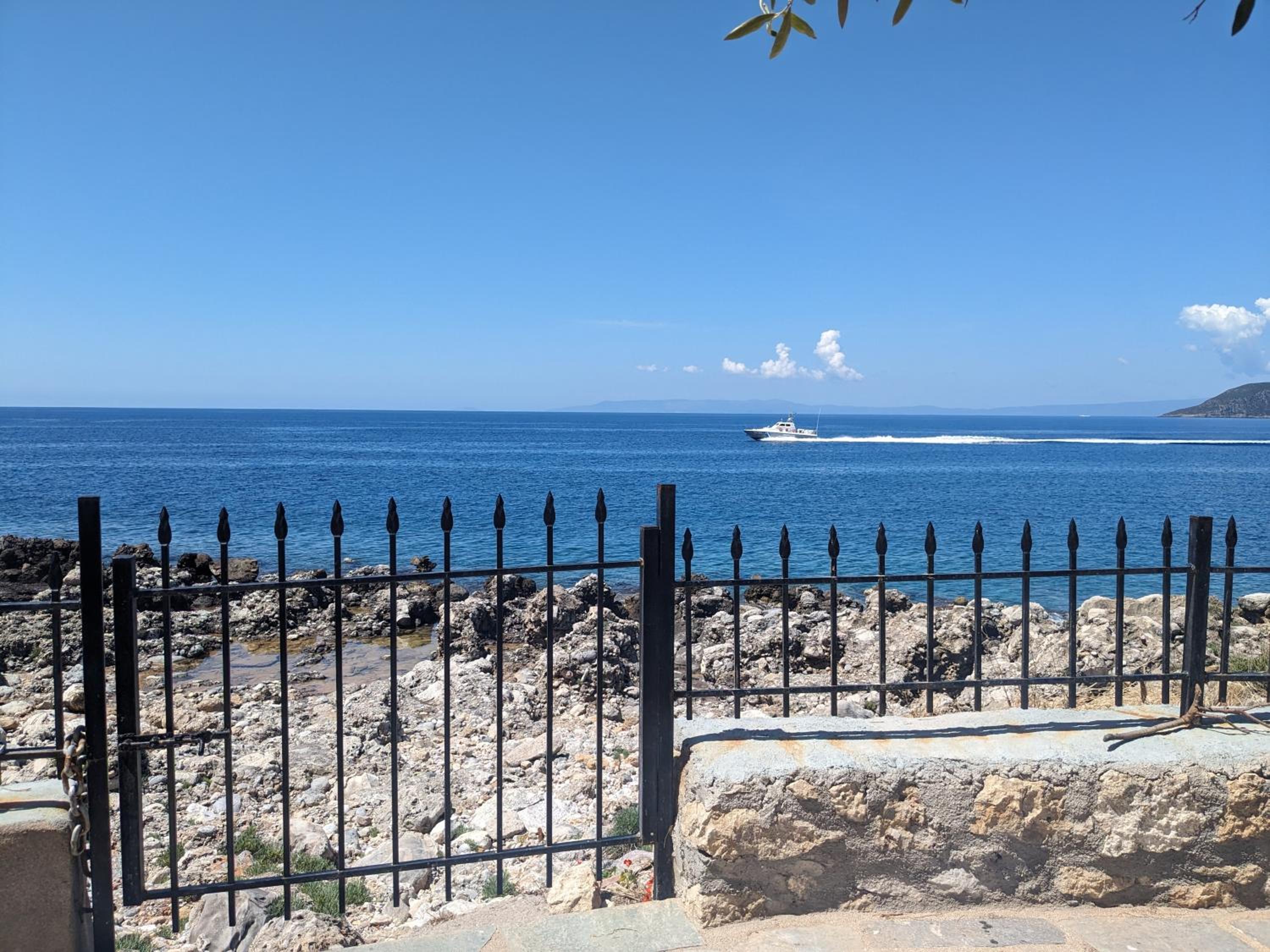 Seafront Villa, Fay