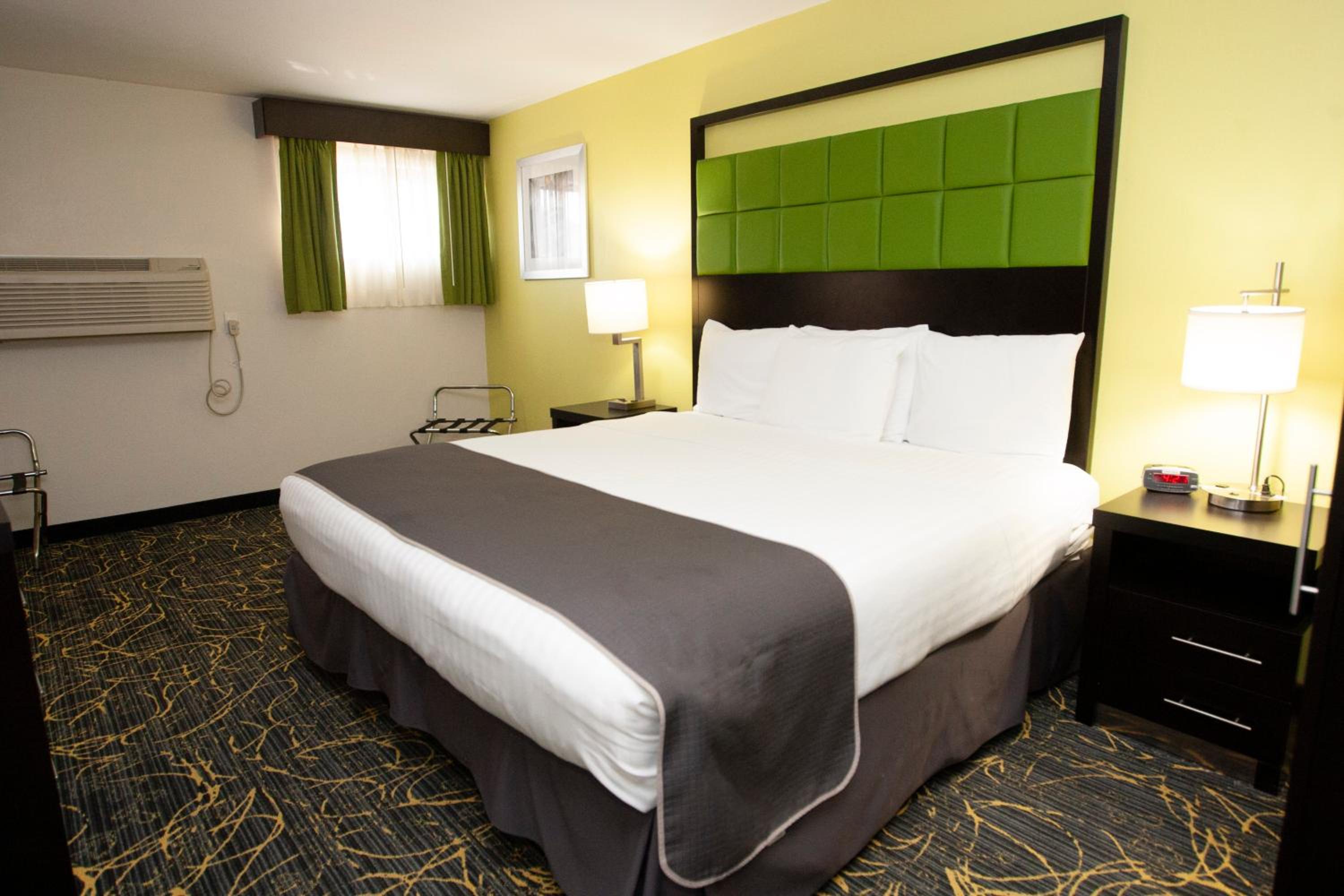 AmericInn and Suites by Wyndham Delafield-Waukesha-Milwaukee - Property Image 4