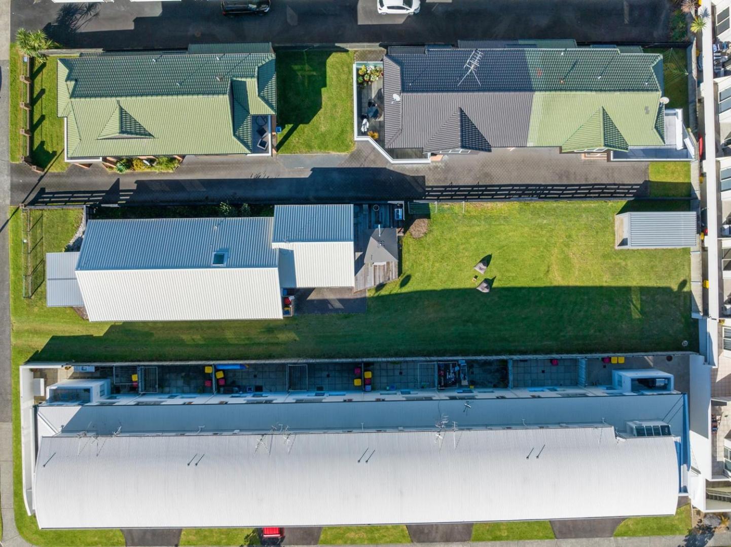 The Iconic Kiwi Bach, Full Site Downtown Mount view 2