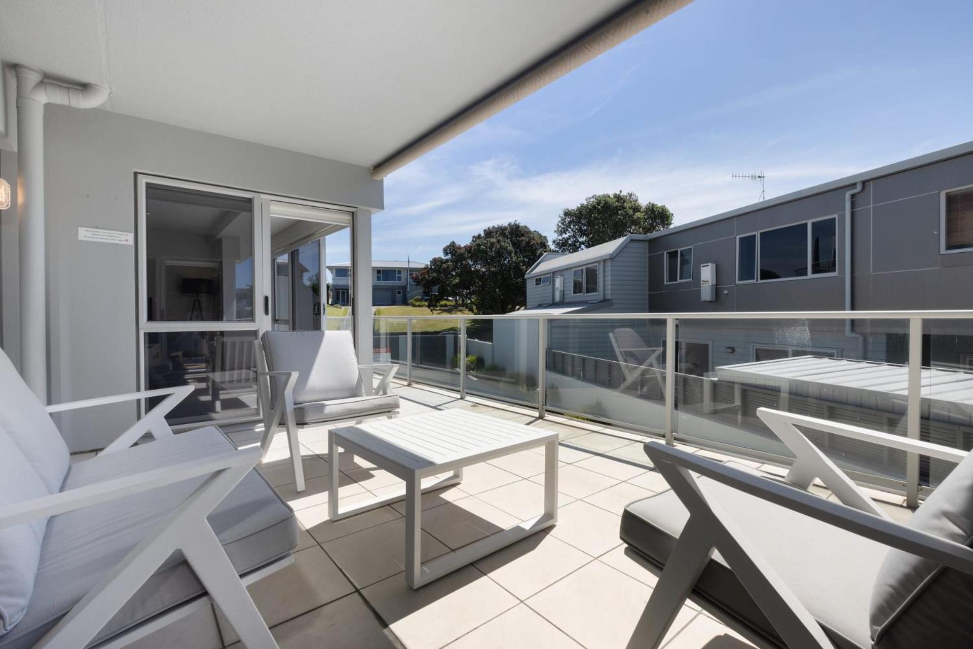 Sunny and Spacious - moments from the Beach and Downtown view 5