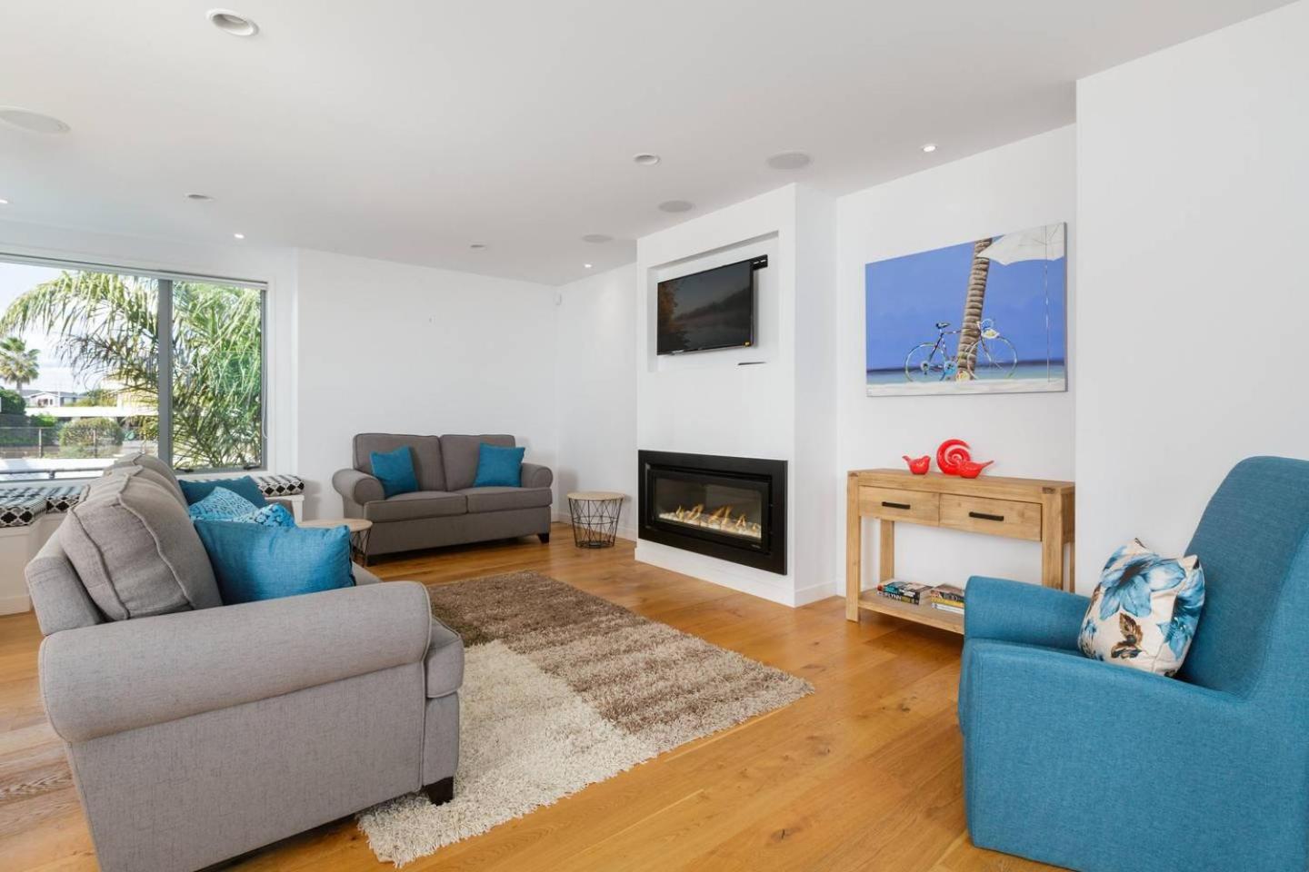 Modern, Spacious Home on Popular Muricata Av - Enjoy Beach, Surf & Sun view 5
