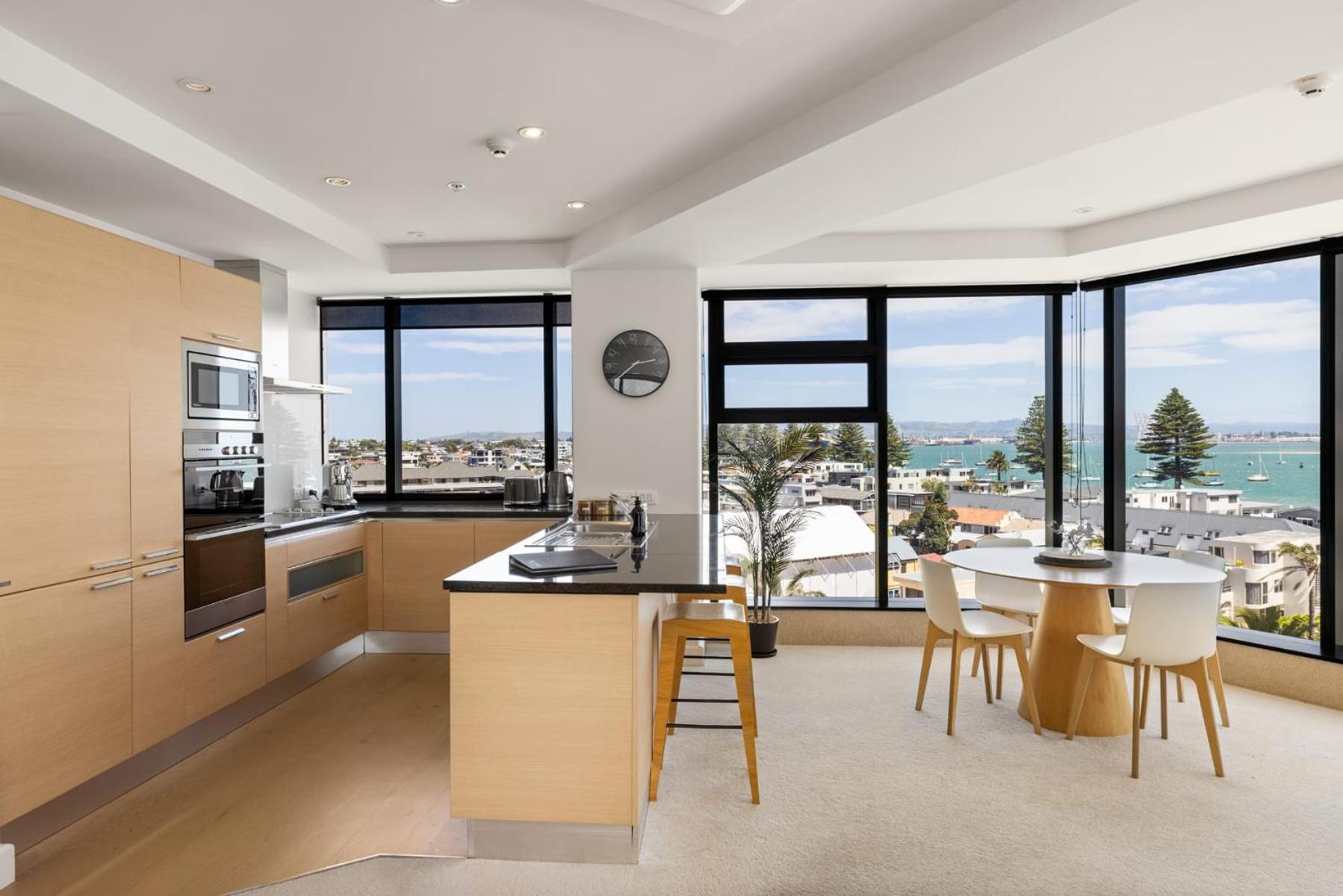 Luxury Ocean & Harbour Views - Heated Pool, Main Beach & Gym view 3