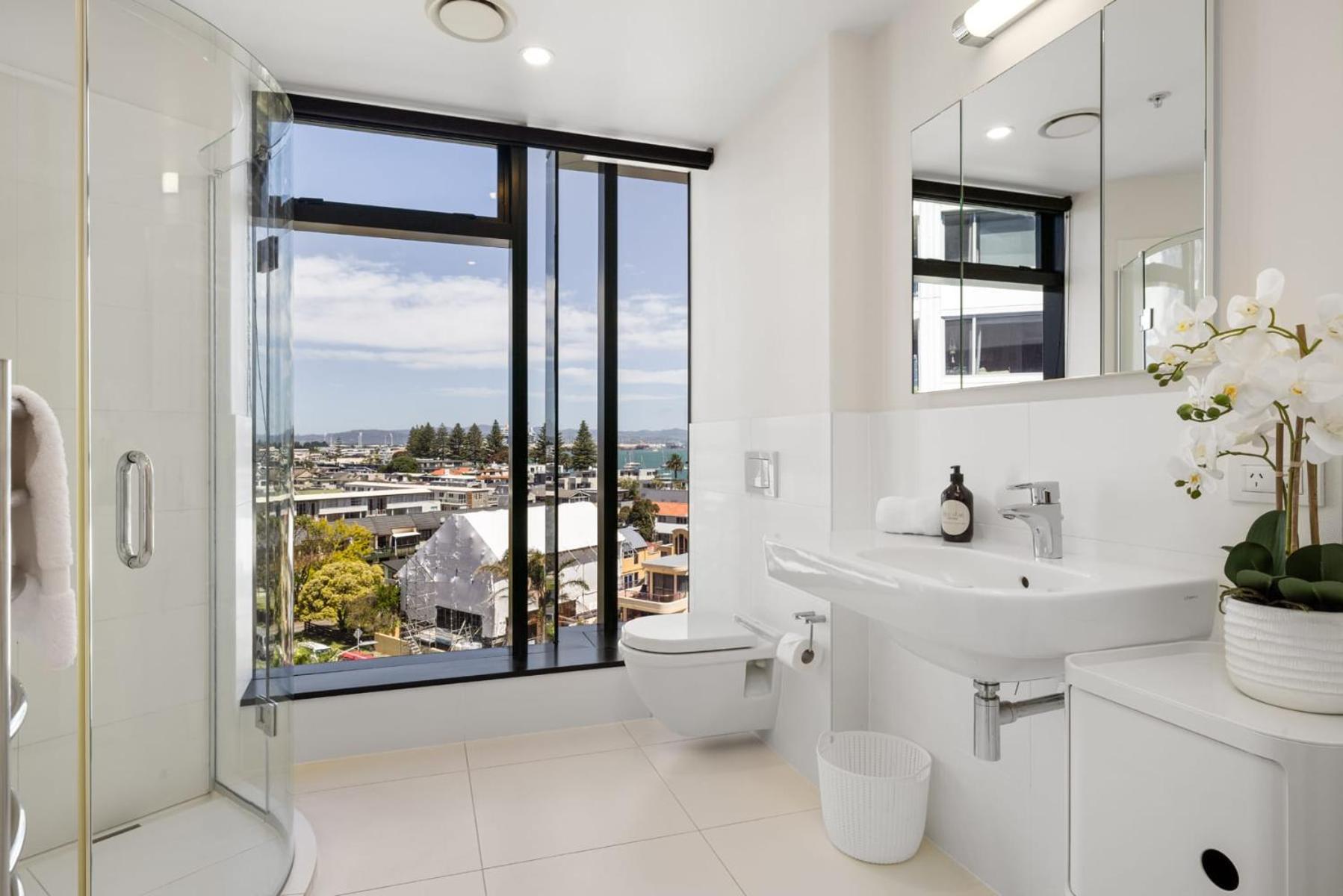 Luxury Ocean & Harbour Views - Heated Pool, Main Beach & Gym view 5