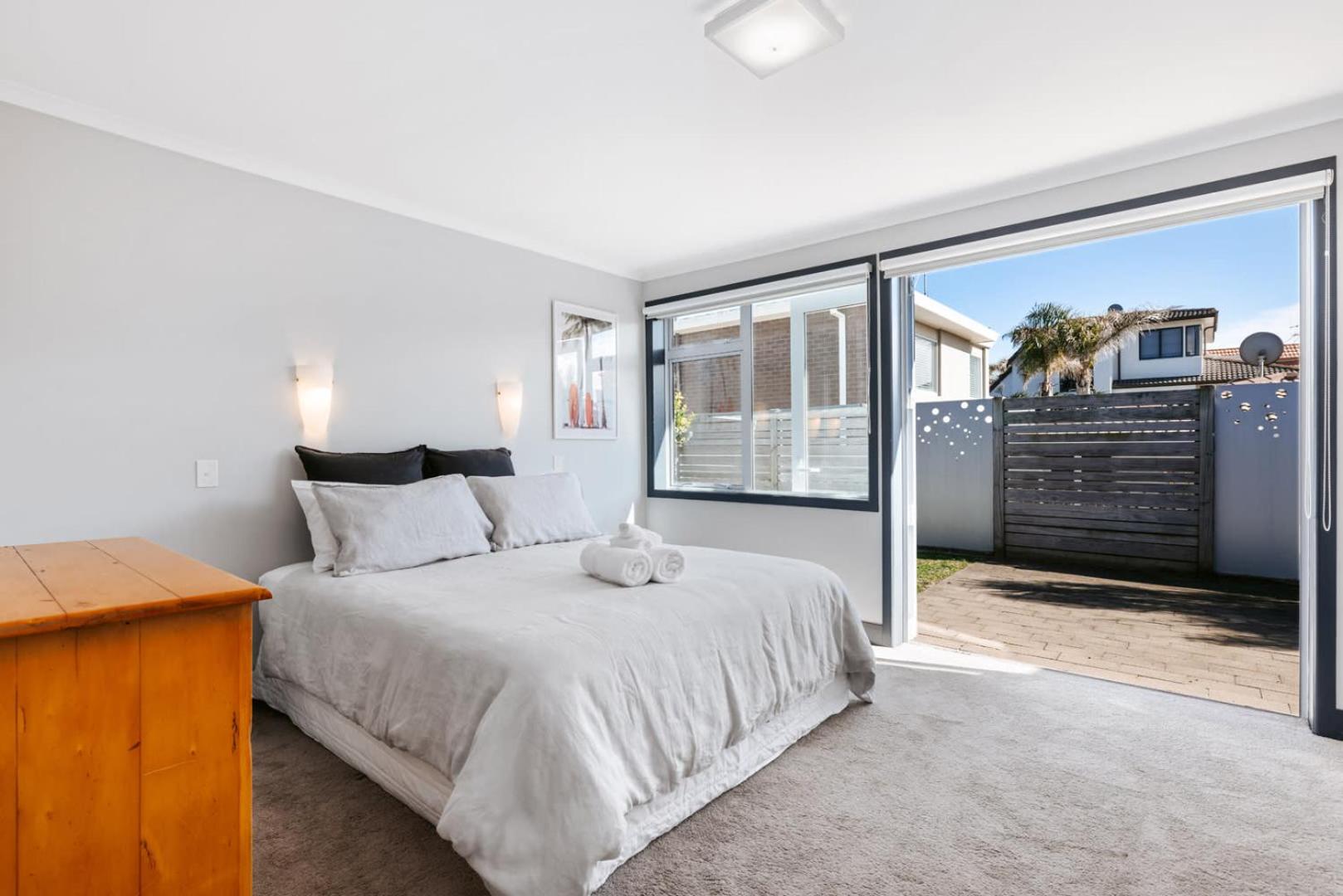 Seaside Beach Retreat - Outdoor living view 4
