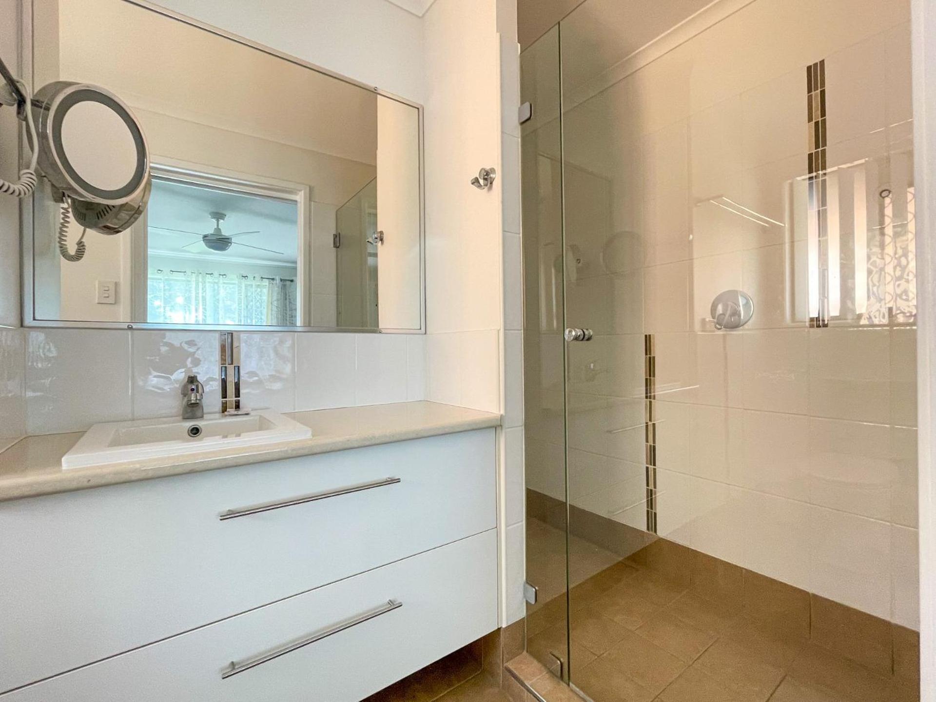 Yolanda - Burrum Heads- Beachfront - 3BR- Aircon