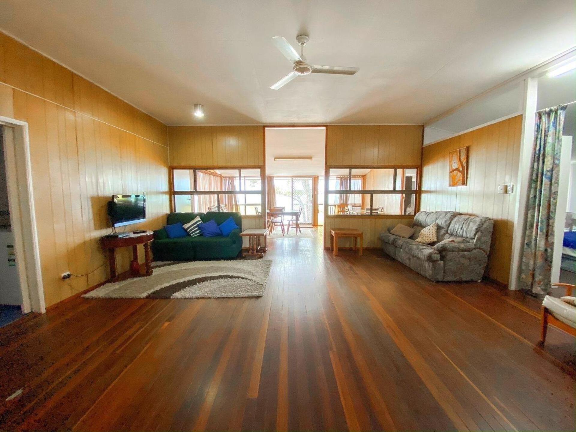 Stafford Hall - Burrum Heads- Riverfront- 3BR- Great Views