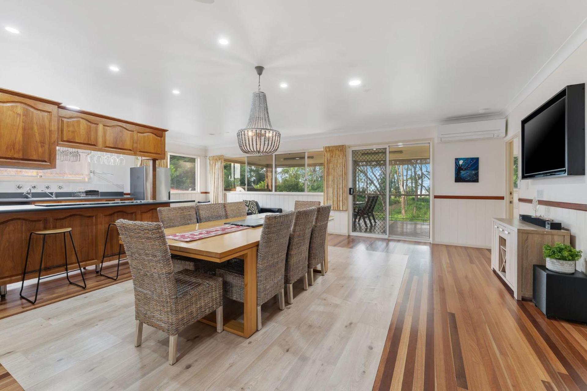 Sandy Feet Retreat - Waterfront - 4BR - Smart TV - WiFi