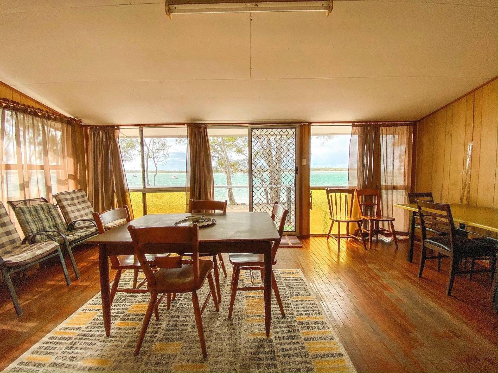 Stafford Hall - Burrum Heads- Riverfront- 3BR- Great Views