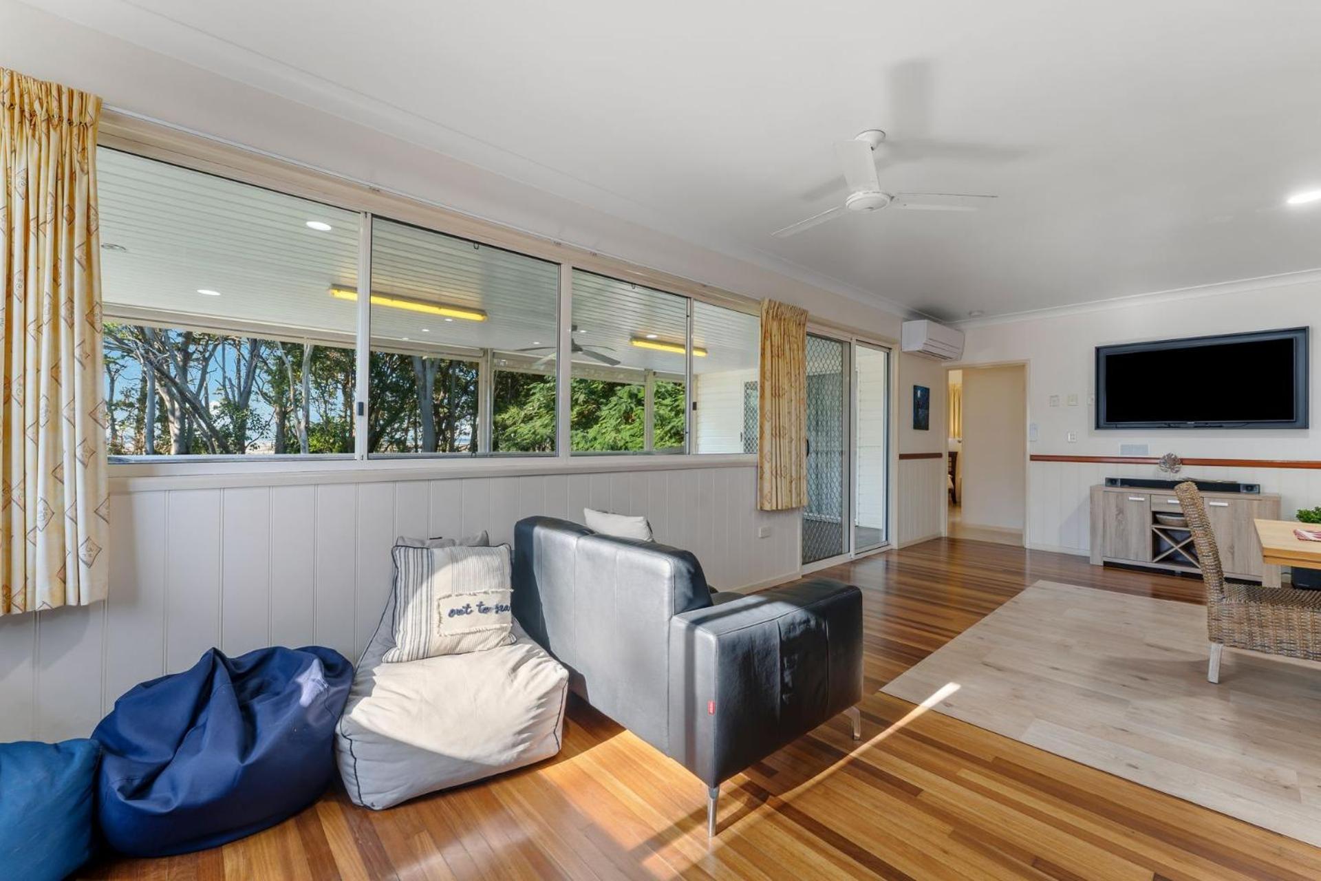 Sandy Feet Retreat - Waterfront - 4BR - Smart TV - WiFi