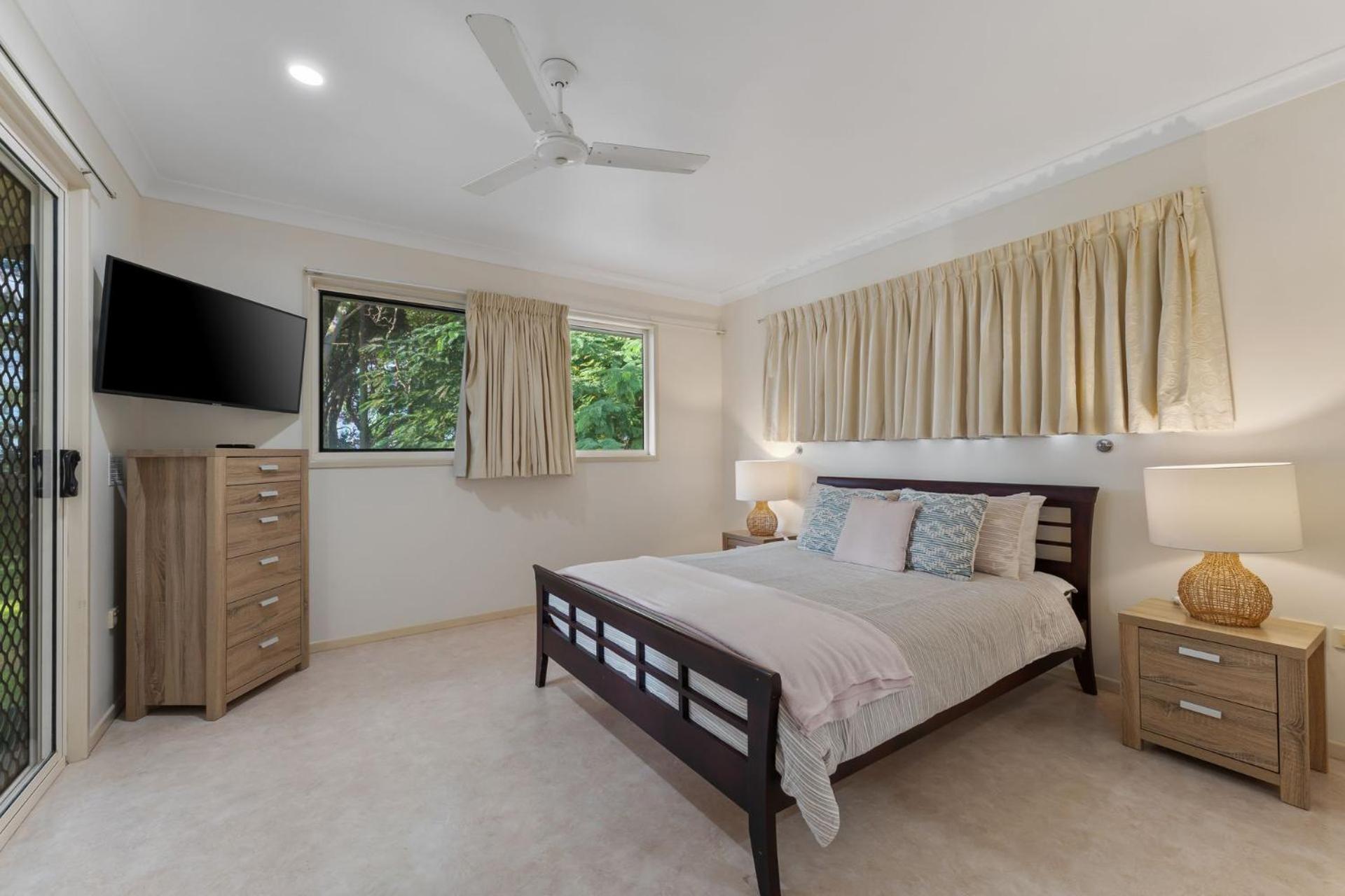 Sandy Feet Retreat - Waterfront - 4BR - Smart TV - WiFi
