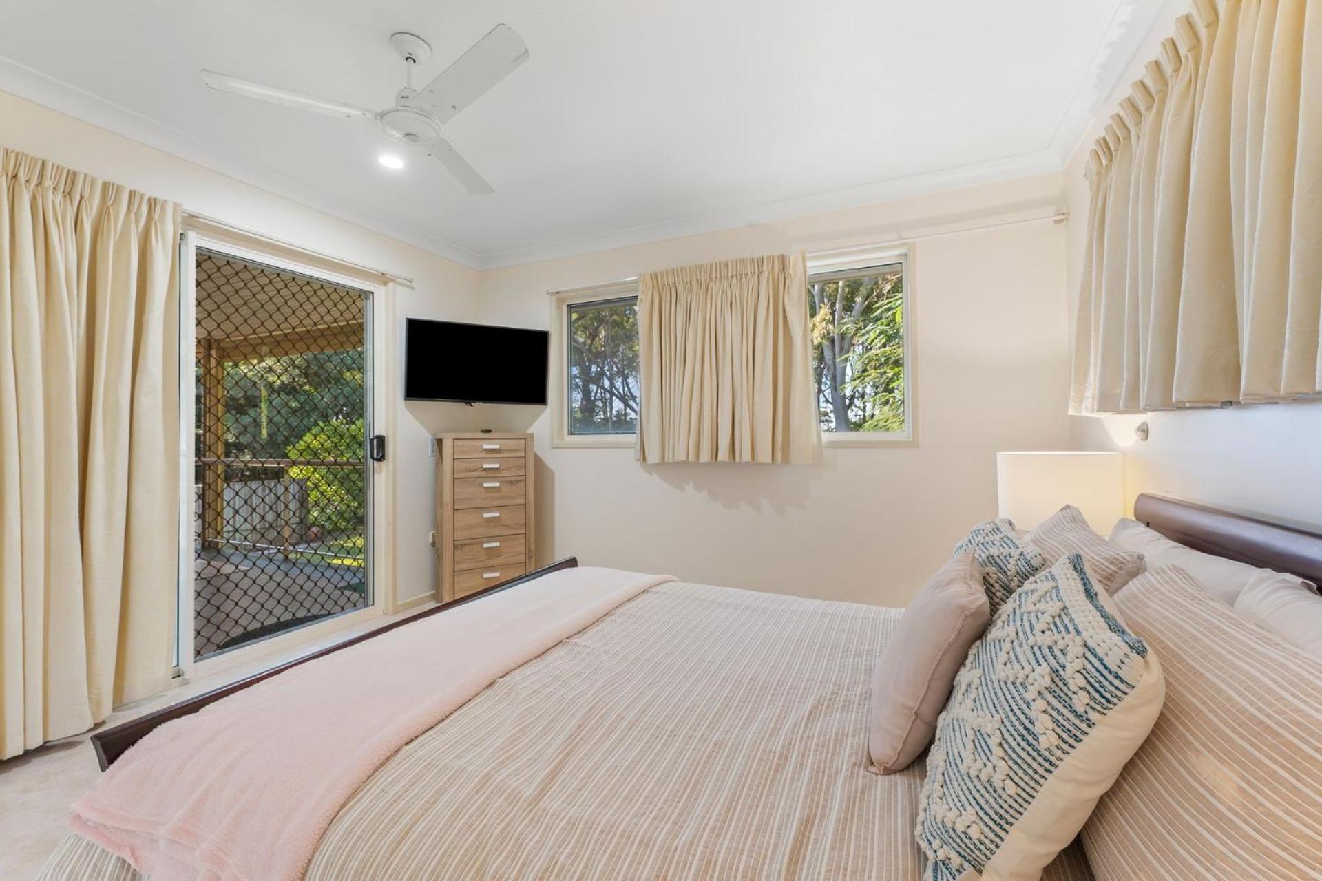 Sandy Feet Retreat - Waterfront - 4BR - Smart TV - WiFi