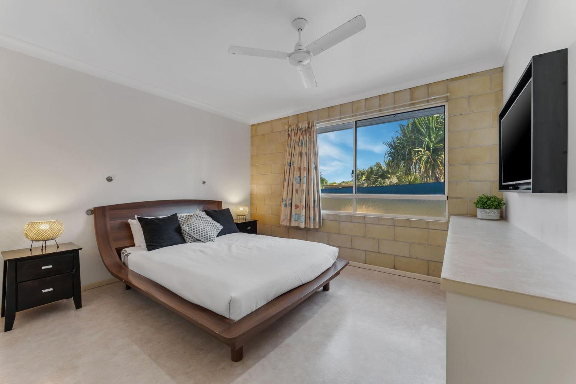 Sandy Feet Retreat - Waterfront - 4BR - Smart TV - WiFi