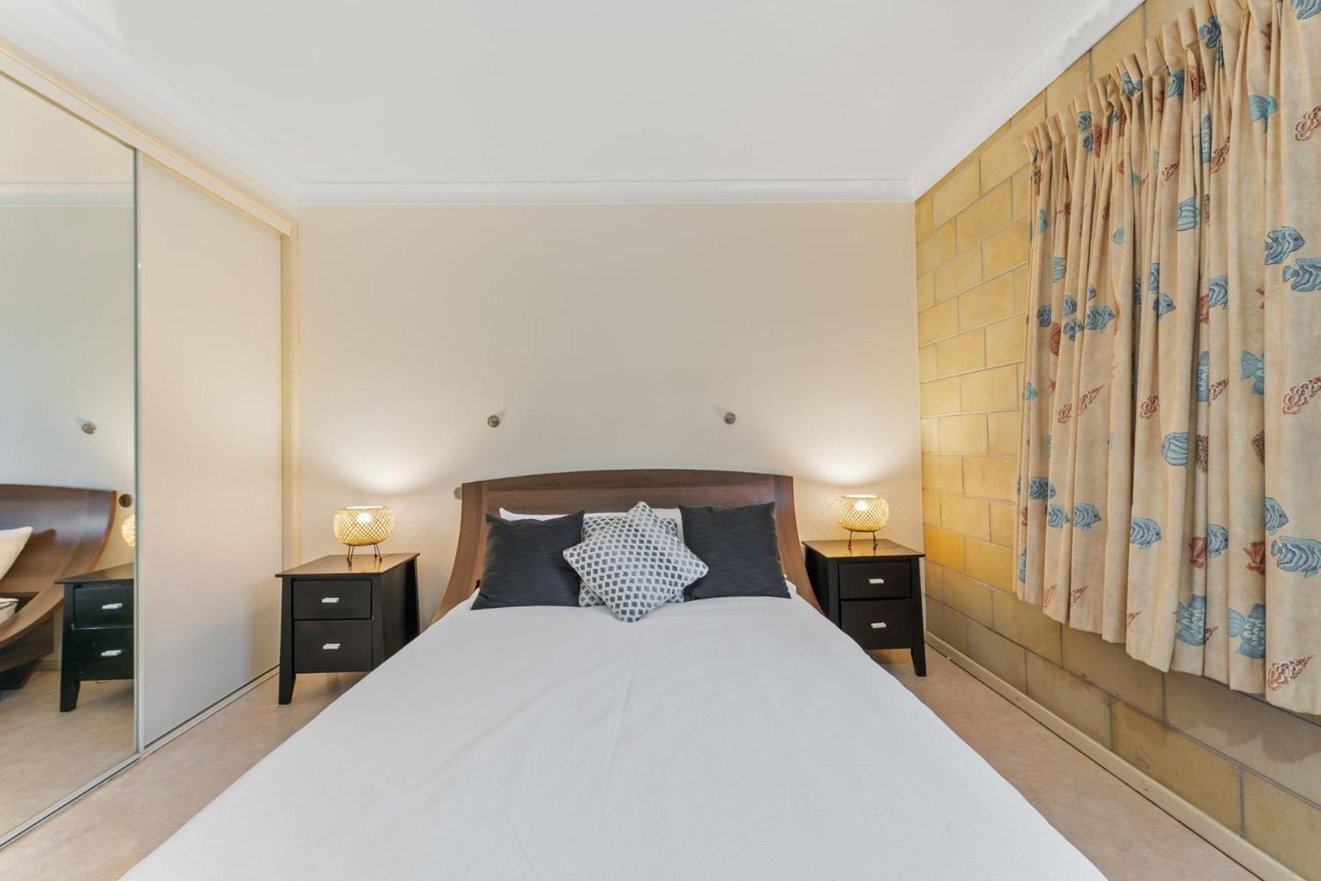 Sandy Feet Retreat - Waterfront - 4BR - Smart TV - WiFi
